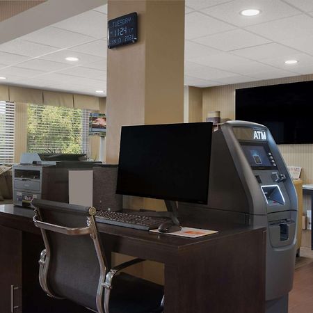 Quality Inn & Suites Chambersburg Bagian luar foto