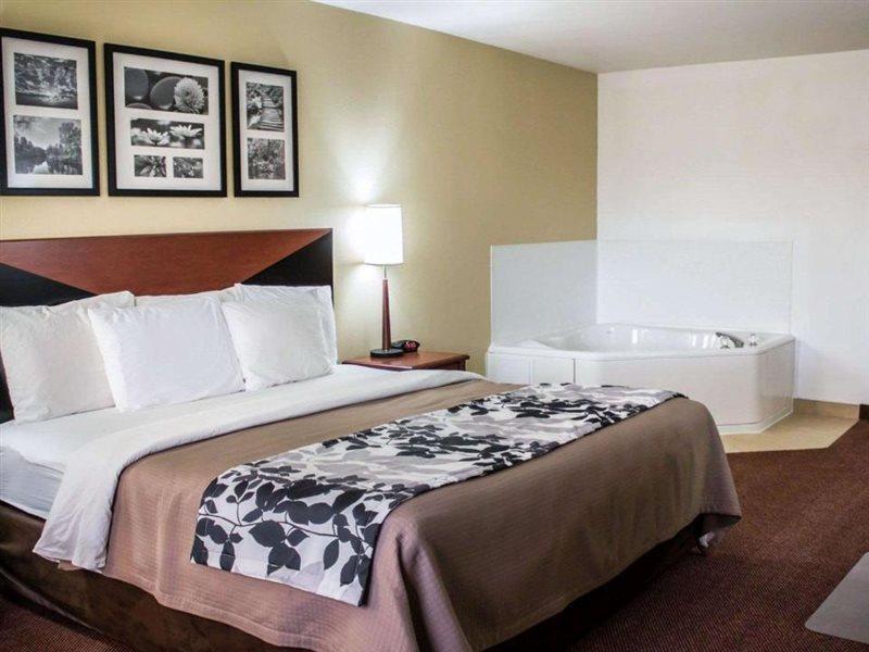 Quality Inn & Suites Chambersburg Bagian luar foto