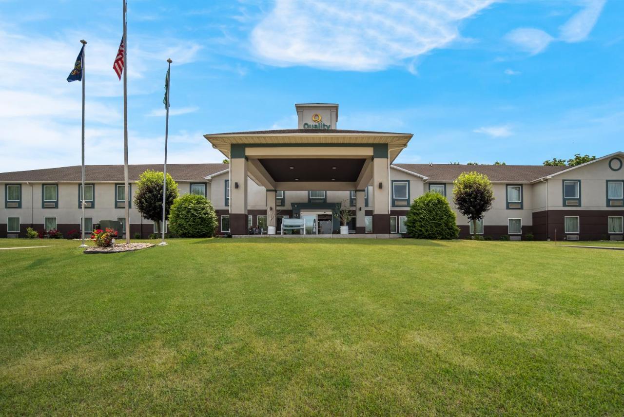 Quality Inn & Suites Chambersburg Bagian luar foto