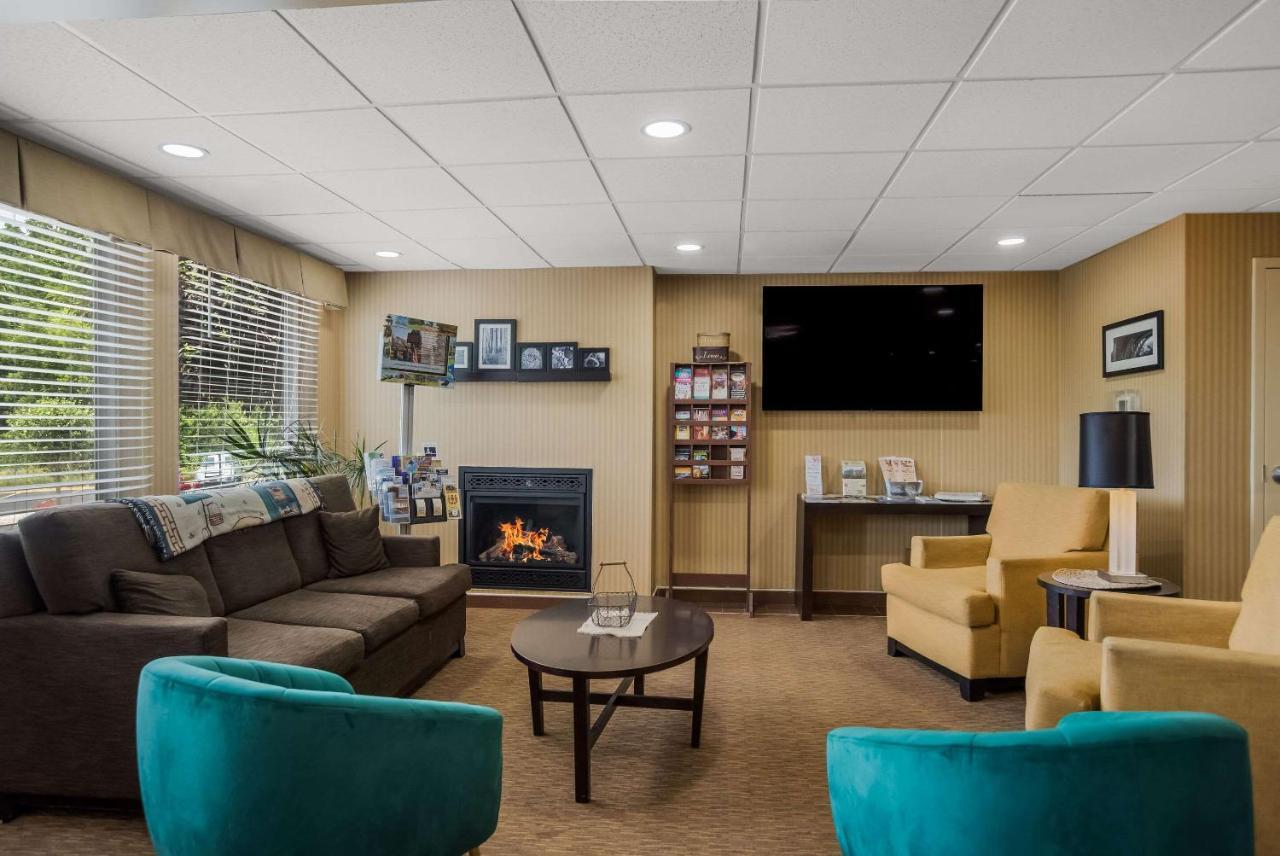 Quality Inn & Suites Chambersburg Bagian luar foto