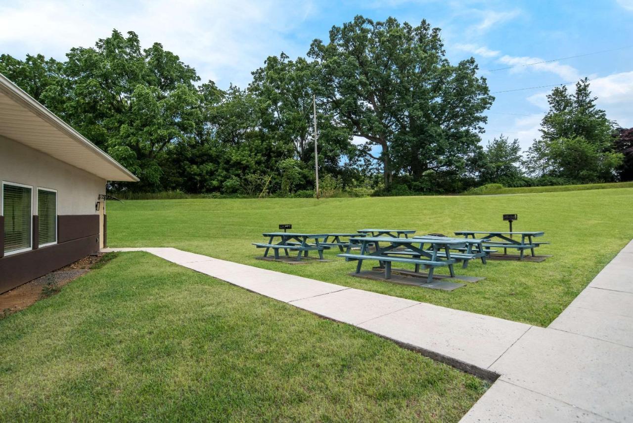 Quality Inn & Suites Chambersburg Bagian luar foto