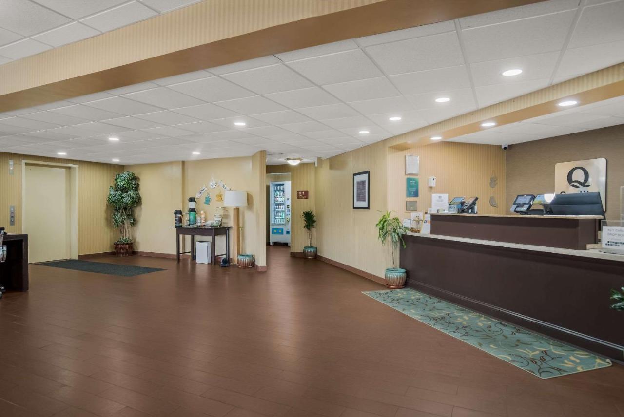 Quality Inn & Suites Chambersburg Bagian luar foto