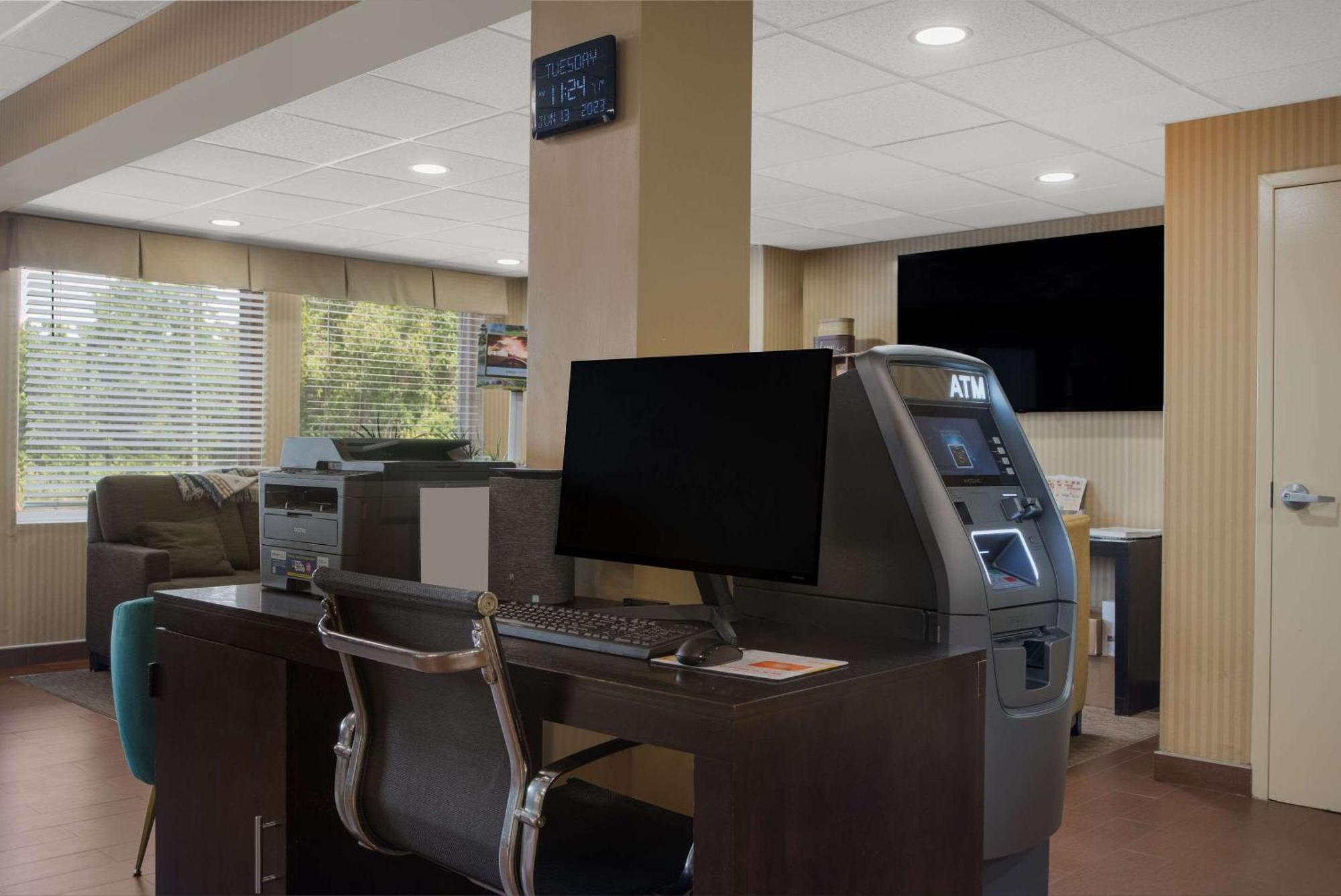 Quality Inn & Suites Chambersburg Bagian luar foto