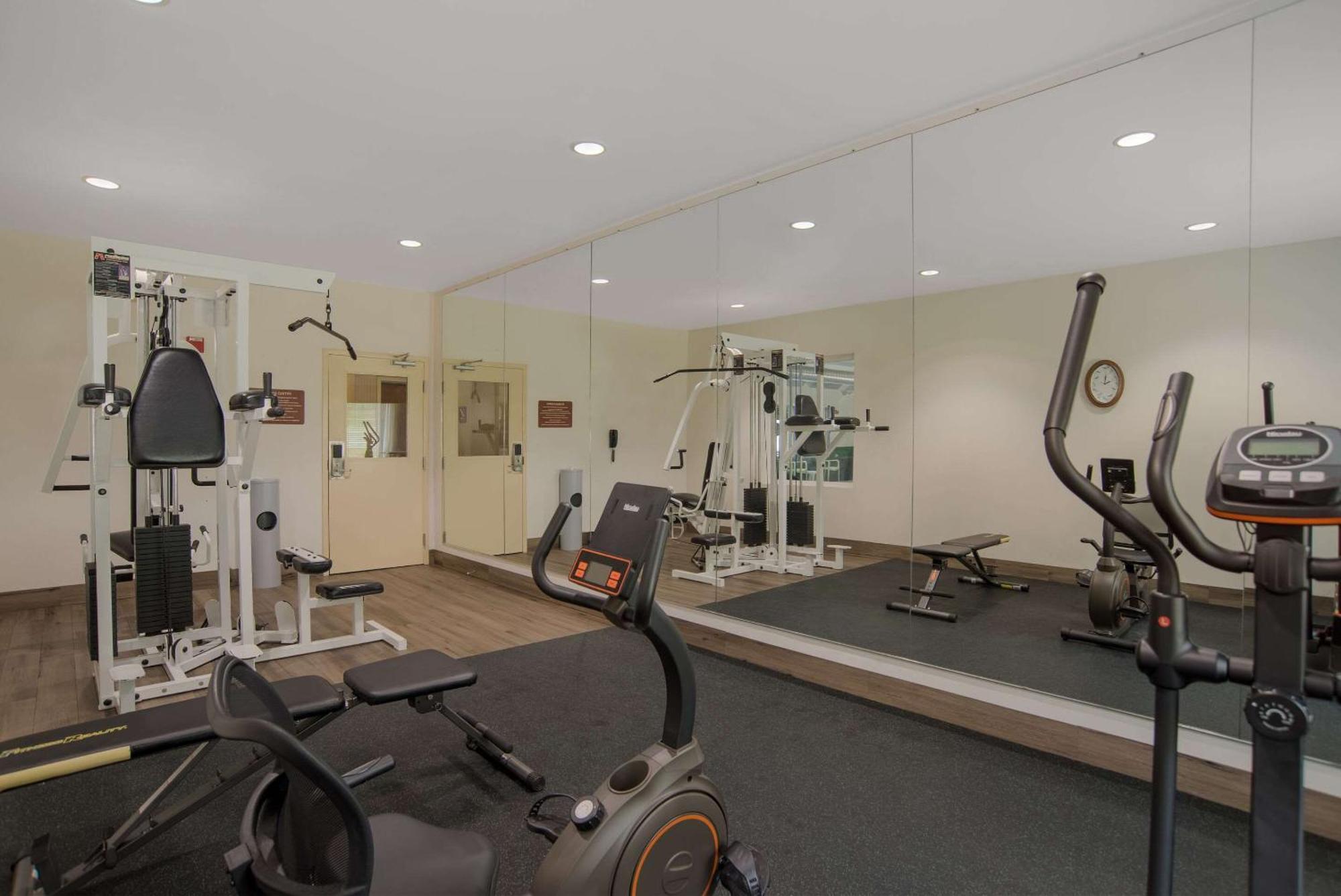 Quality Inn & Suites Chambersburg Bagian luar foto