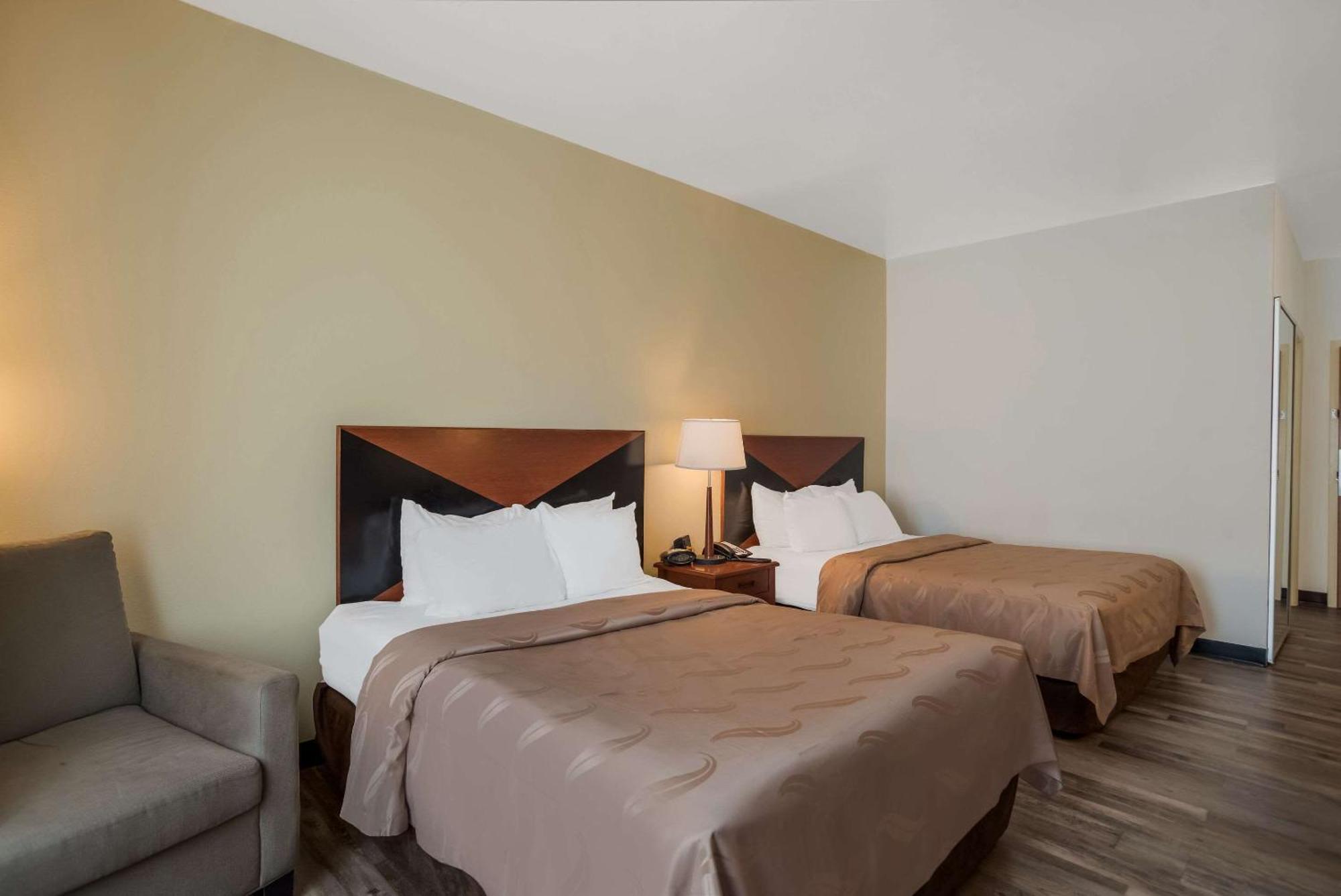 Quality Inn & Suites Chambersburg Bagian luar foto