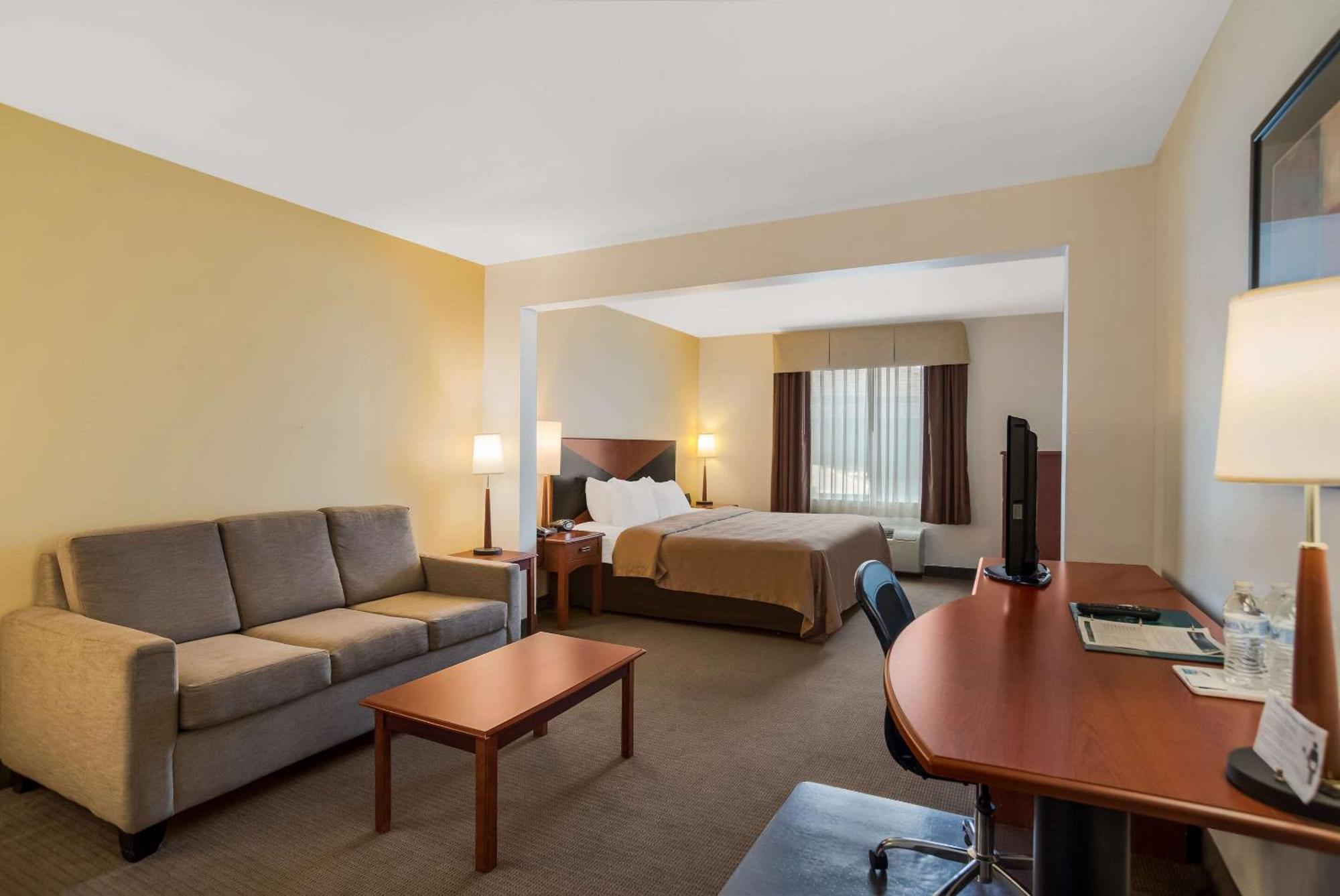 Quality Inn & Suites Chambersburg Bagian luar foto