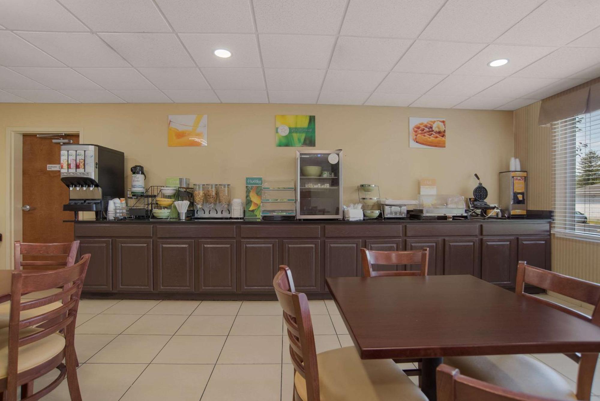 Quality Inn & Suites Chambersburg Bagian luar foto