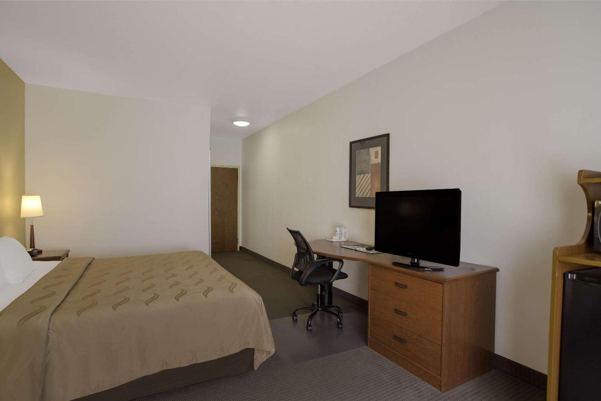 Quality Inn & Suites Chambersburg Bagian luar foto