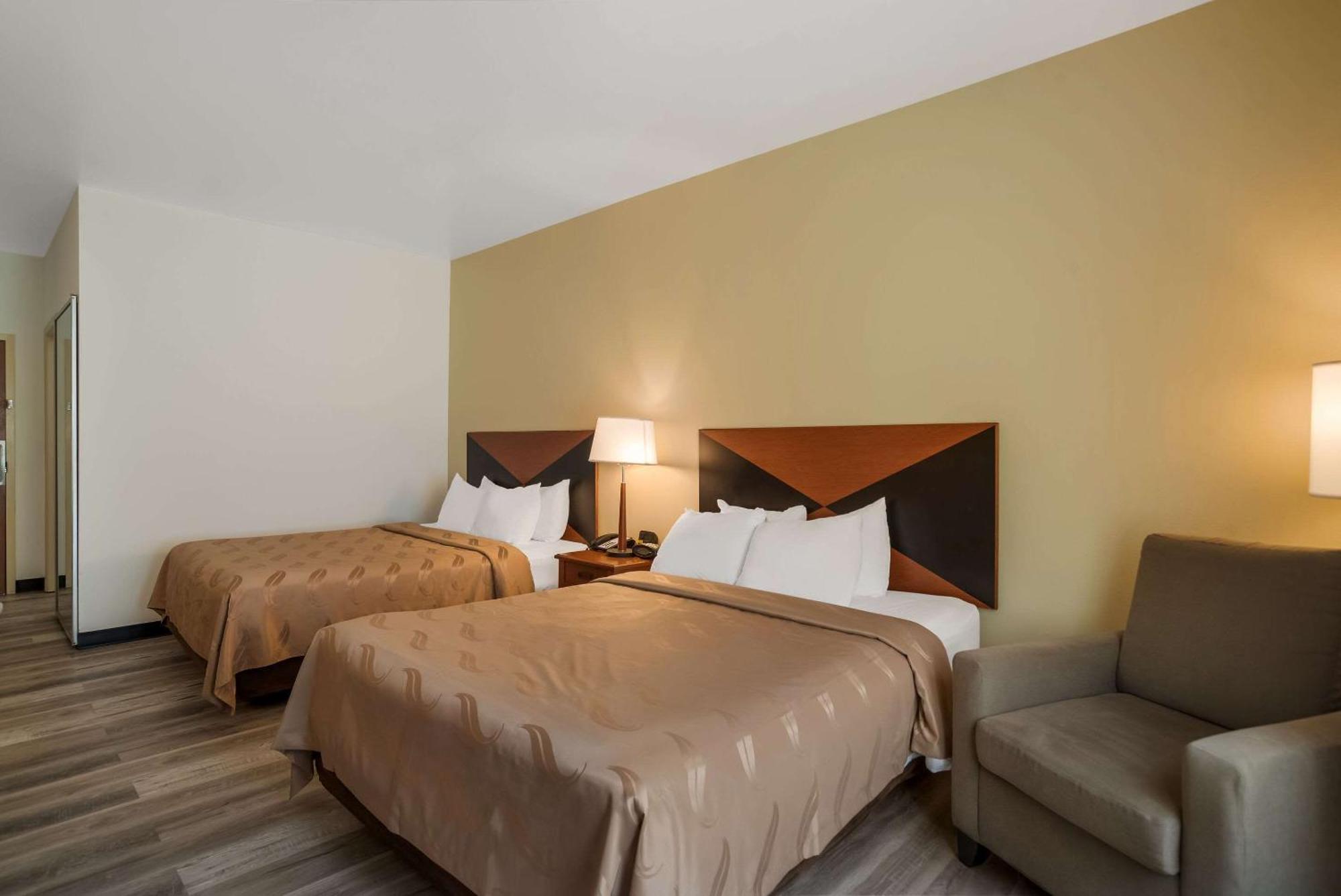 Quality Inn & Suites Chambersburg Bagian luar foto