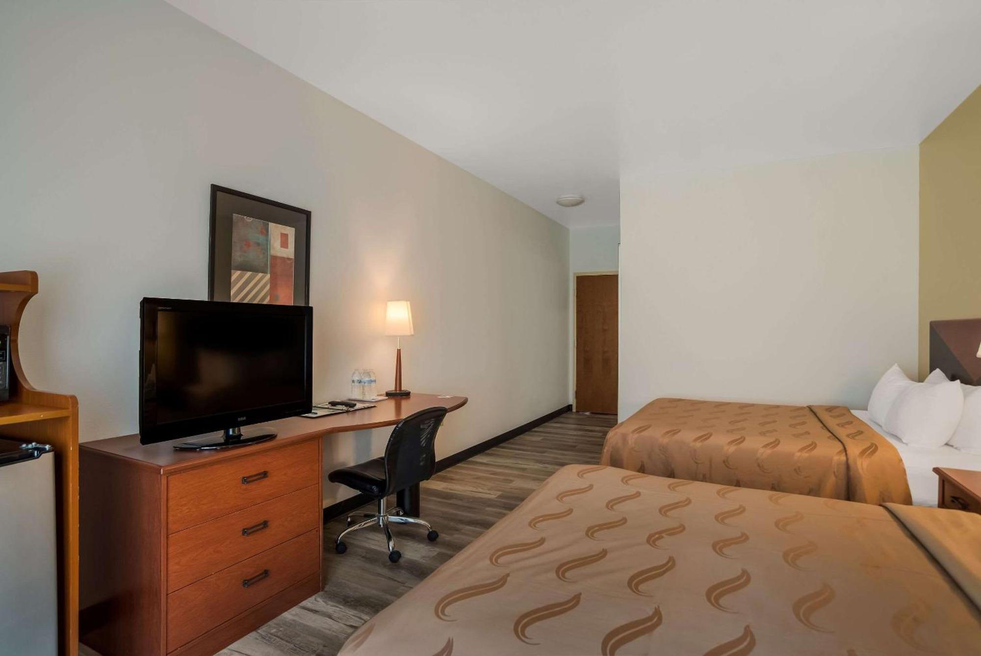 Quality Inn & Suites Chambersburg Bagian luar foto