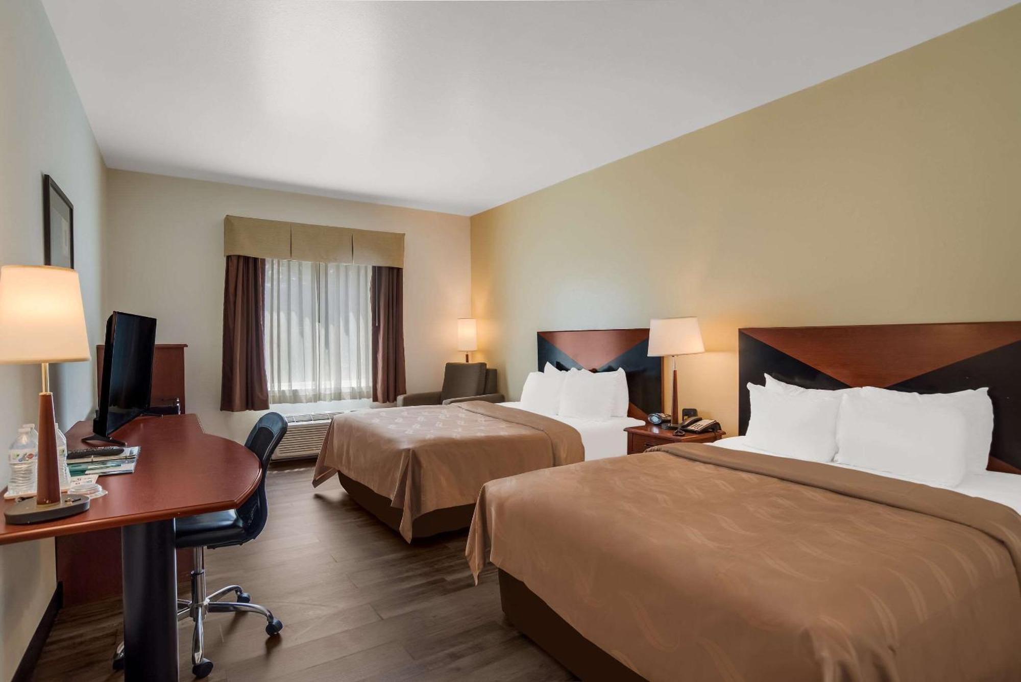 Quality Inn & Suites Chambersburg Bagian luar foto
