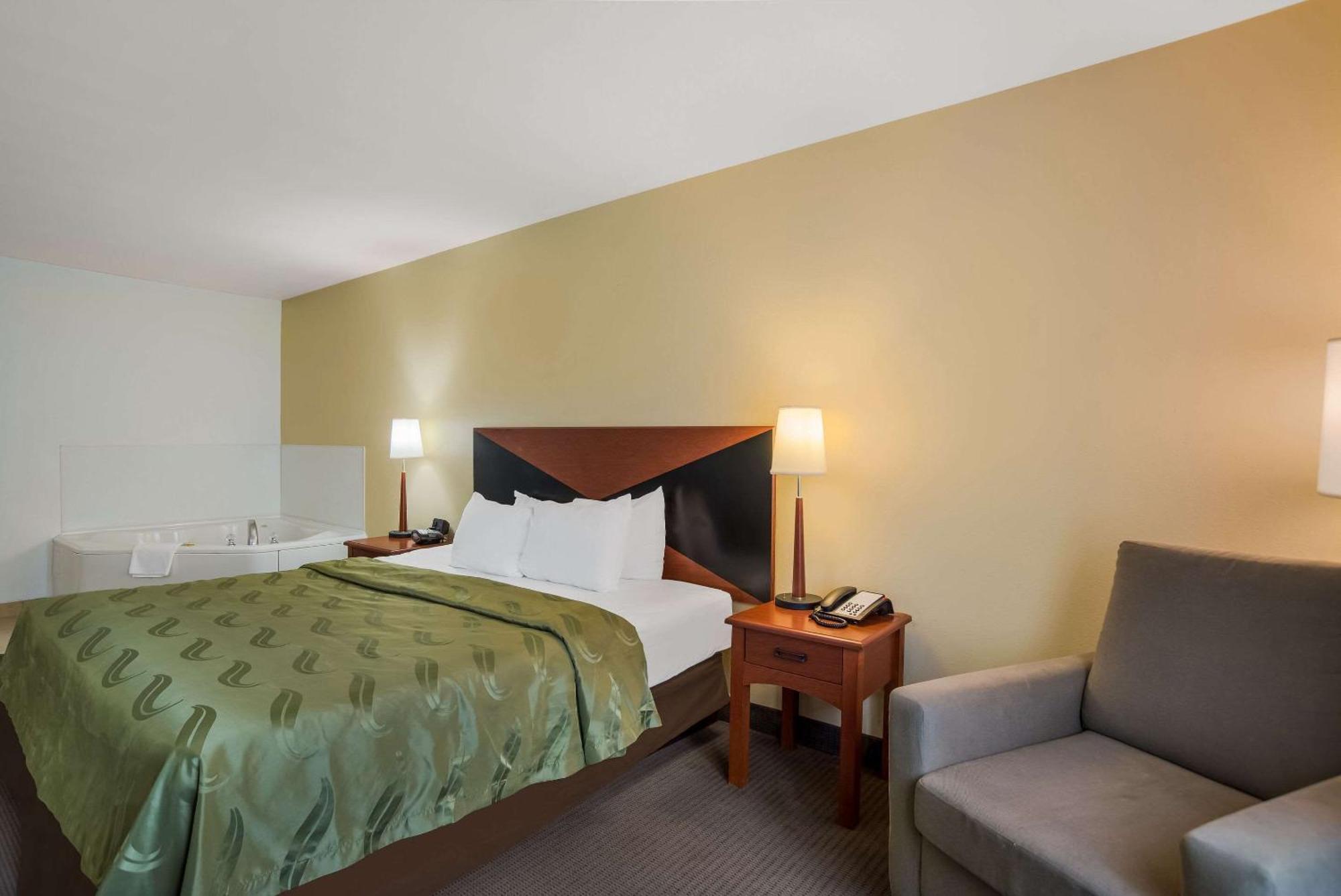 Quality Inn & Suites Chambersburg Bagian luar foto
