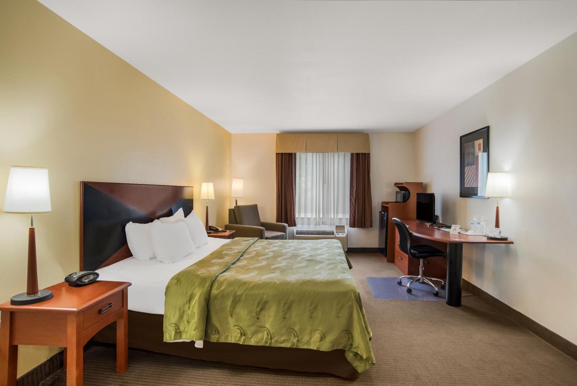 Quality Inn & Suites Chambersburg Bagian luar foto