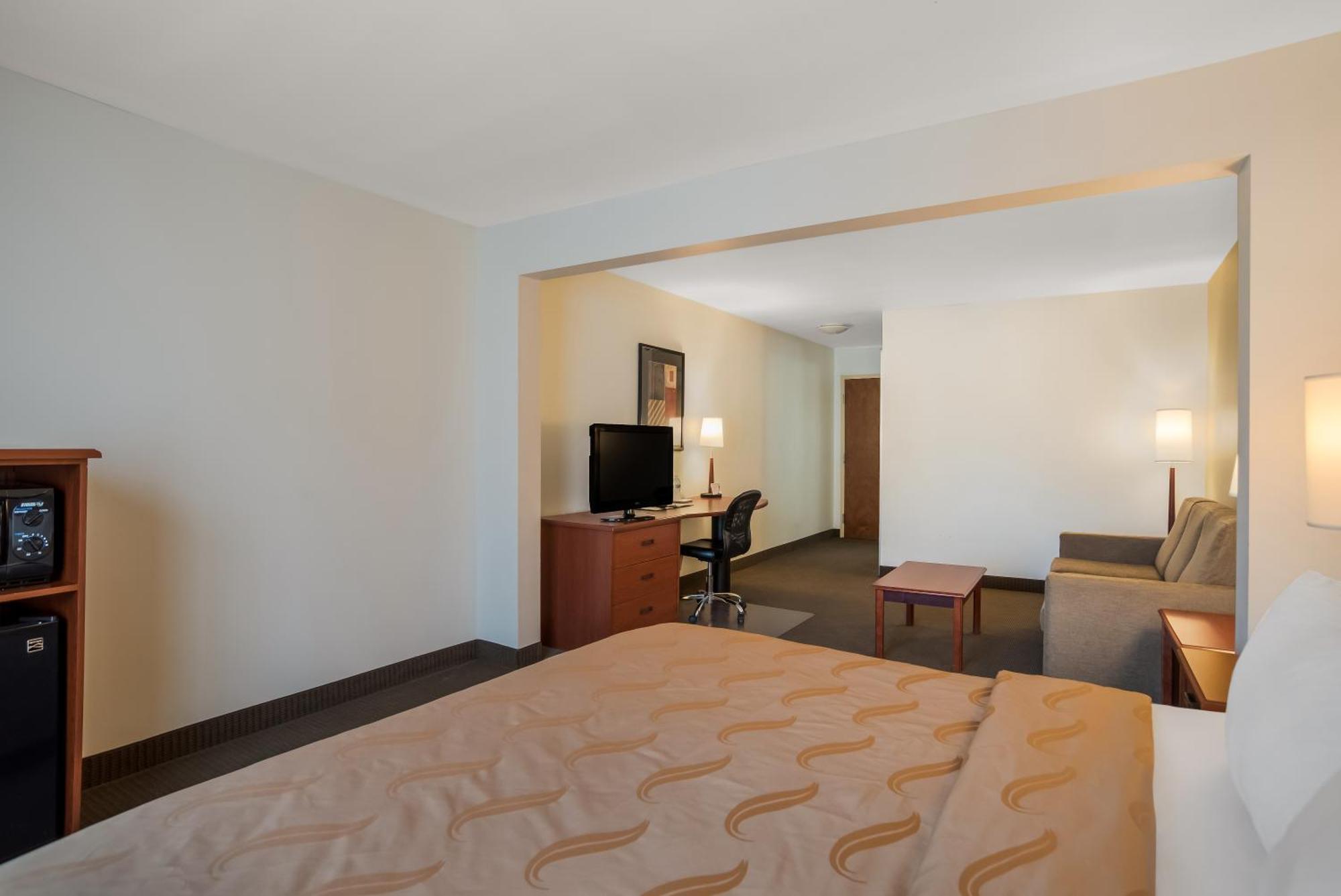 Quality Inn & Suites Chambersburg Bagian luar foto