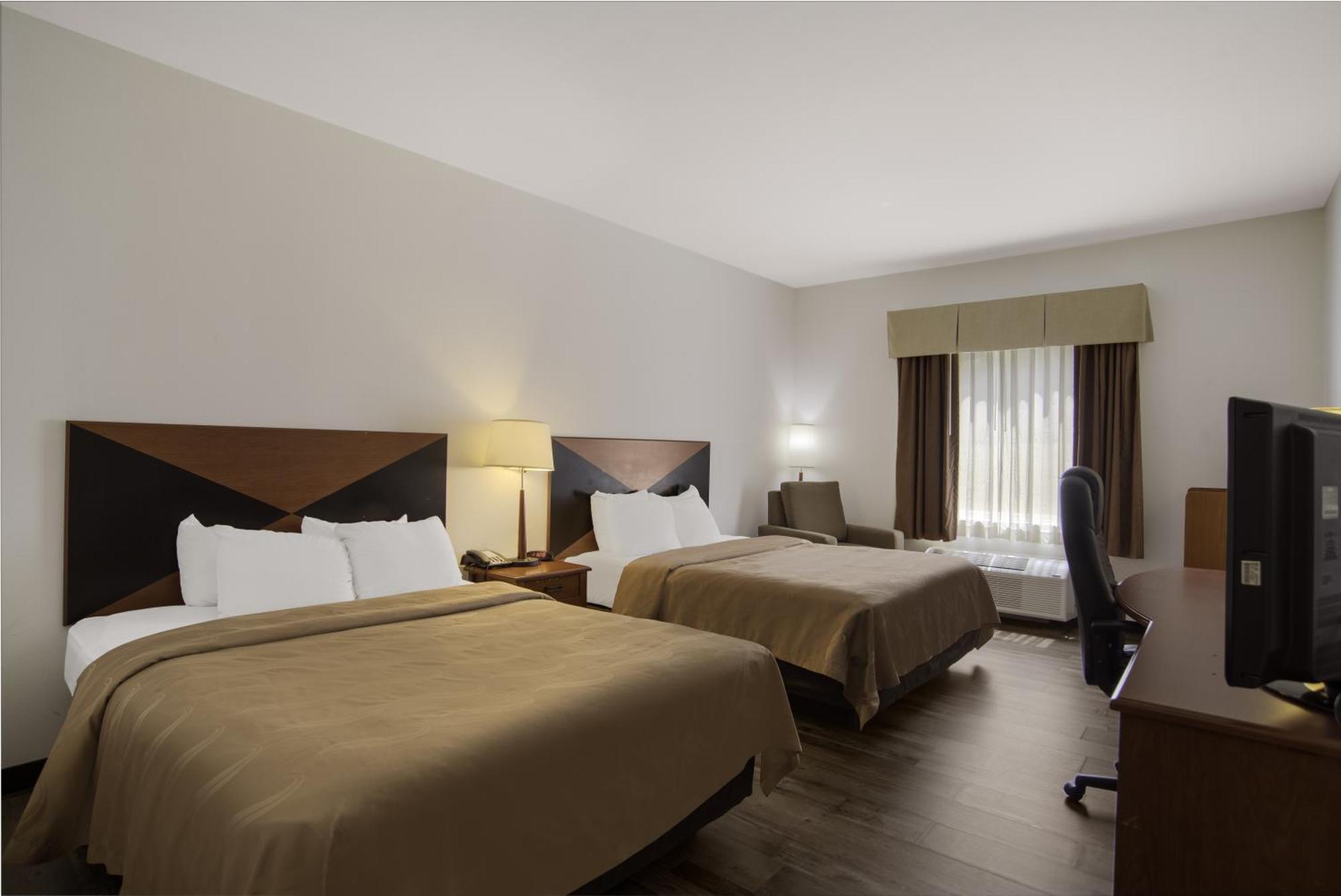 Quality Inn & Suites Chambersburg Bagian luar foto