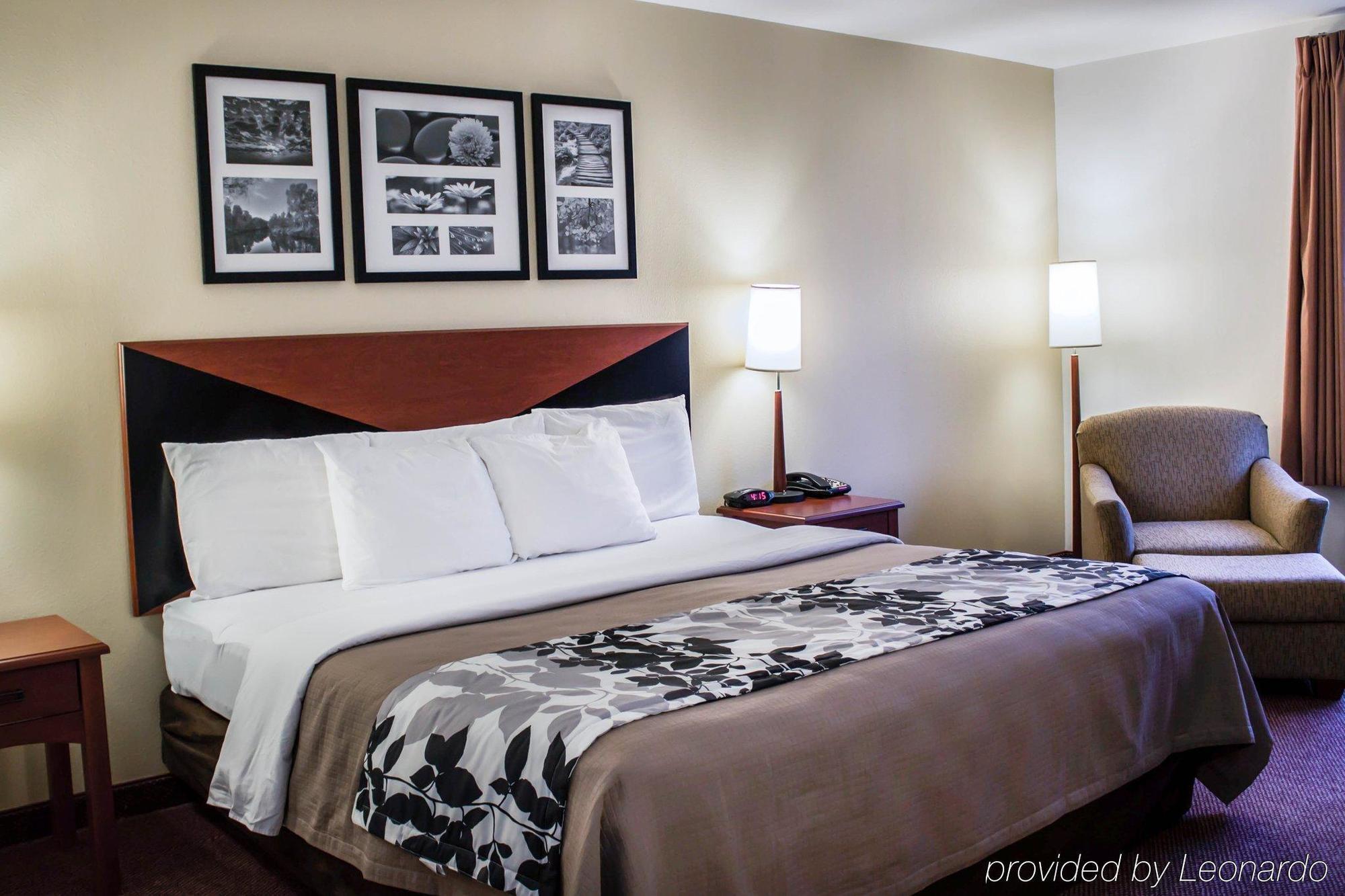 Quality Inn & Suites Chambersburg Bagian luar foto