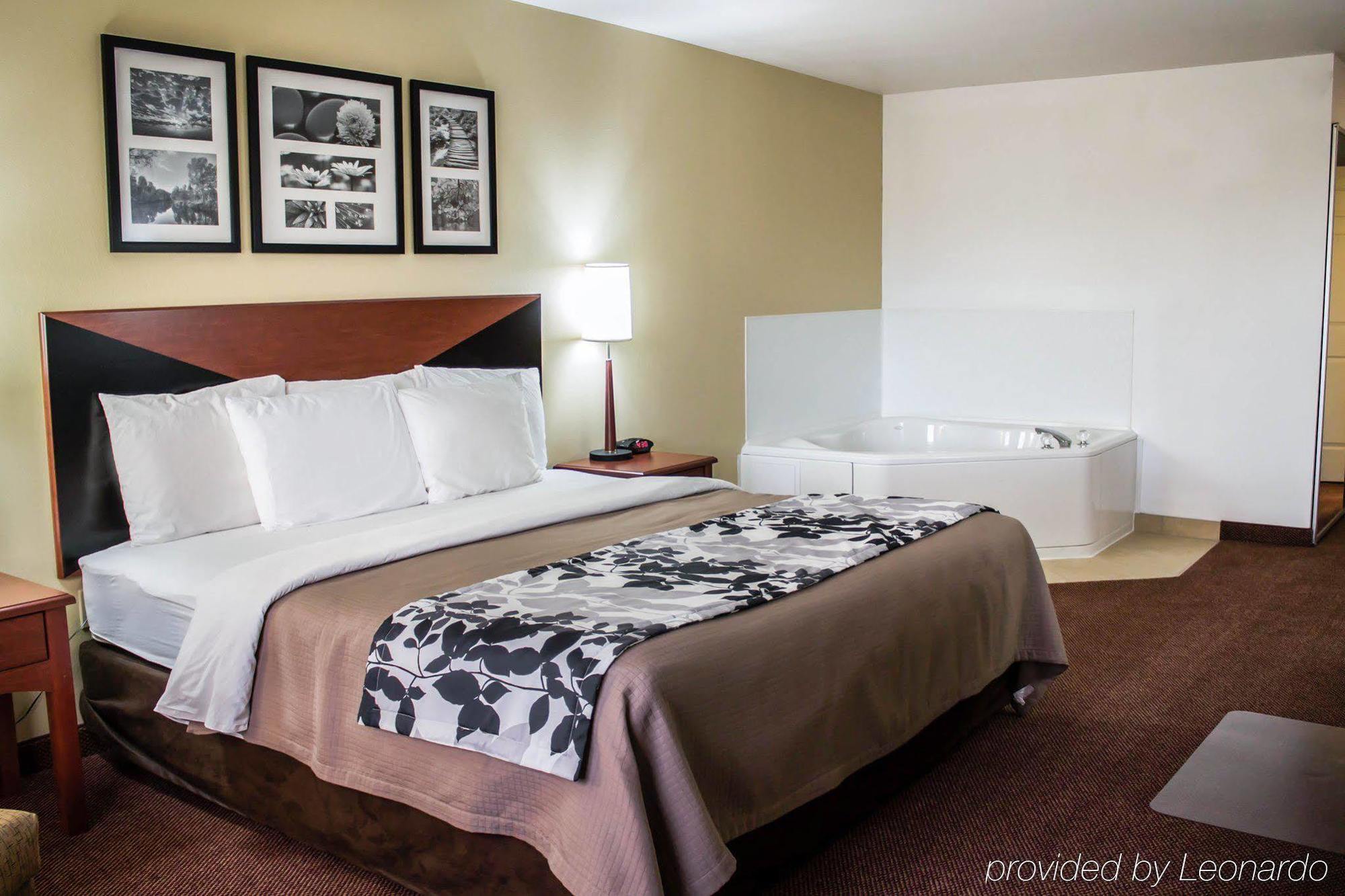 Quality Inn & Suites Chambersburg Bagian luar foto