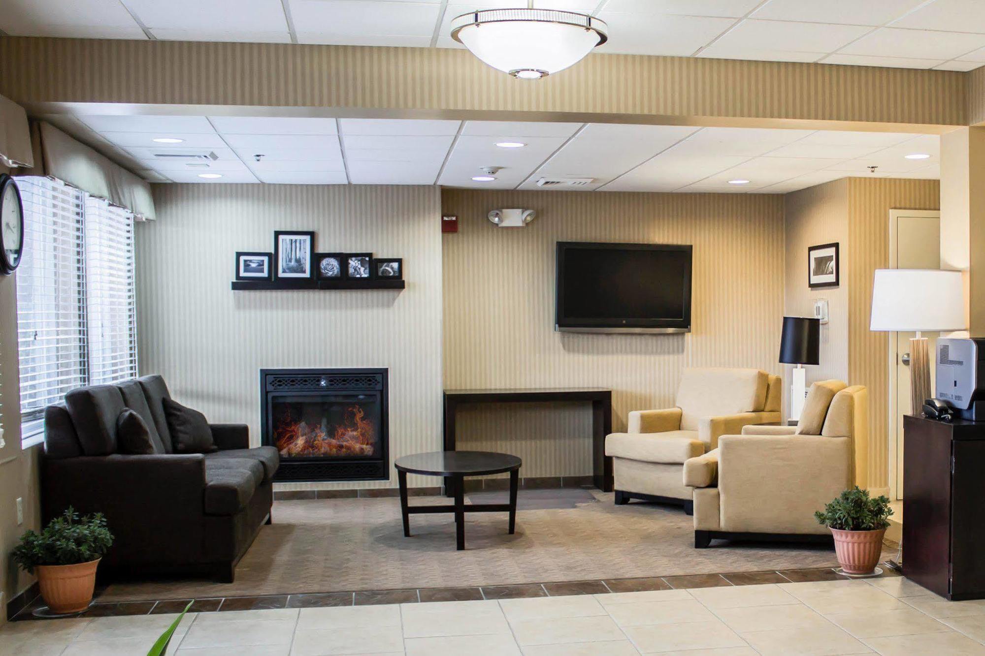 Quality Inn & Suites Chambersburg Bagian luar foto