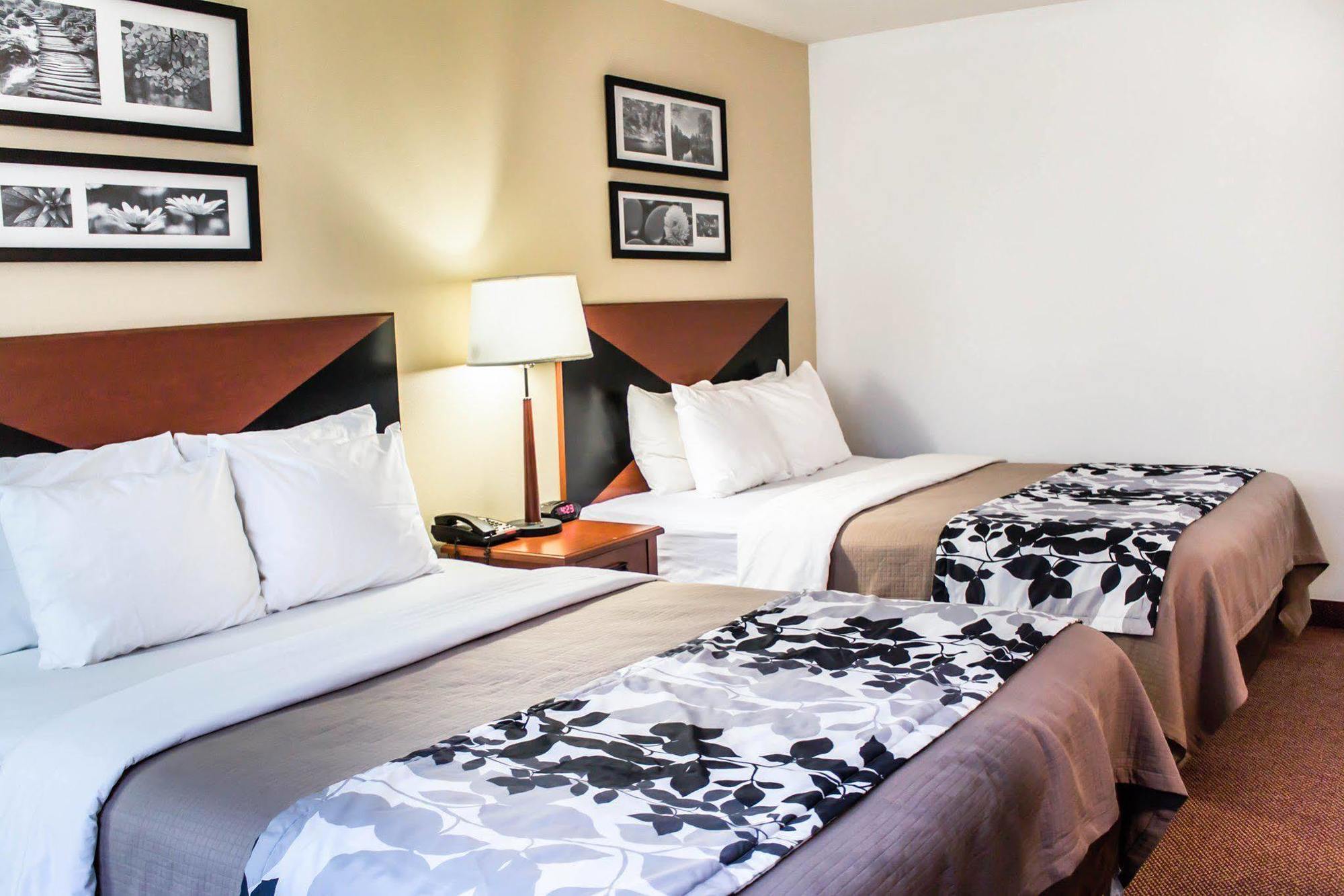 Quality Inn & Suites Chambersburg Bagian luar foto